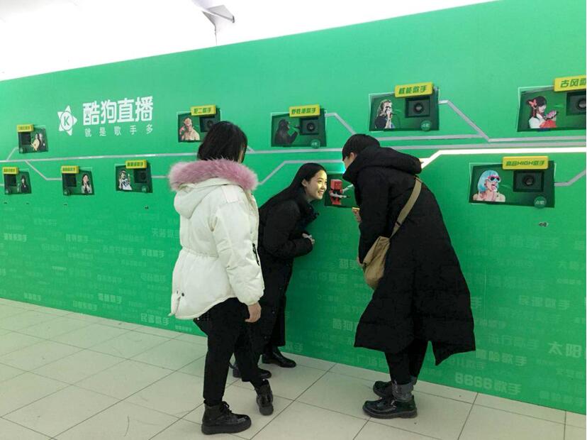 国贸地铁站惊现占卜“黑科技”：唱歌也能预测2018运程？