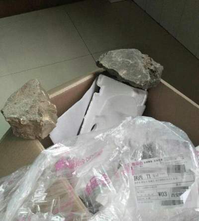 女子在唯品会网购电饭煲变砖头,联系客服无回复 女子在唯品会网购电饭煲变砖头,联系客服无回复