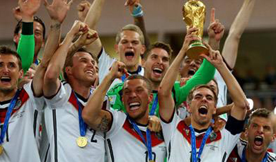 荣耀传承!决赛拉姆将携大力神杯入场 超模相伴 荣耀传承!决赛拉姆将携大力神杯入场 超模相伴