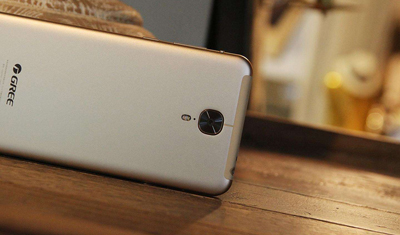 董明珠又出新招?空调安装工被“强卖”格力手机 董明珠又出新招?空调安装工被“强卖”格力手机