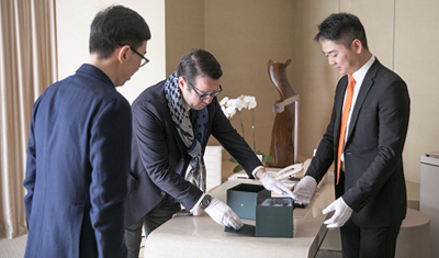 用户在京东购买1277万元手表,刘强东亲自着装顶级配送 用户在京东购买1277万元手表,刘强东亲自着装顶级配送