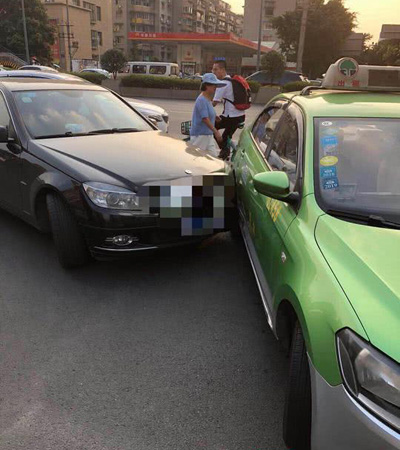 成都再现佛系交通事故处理：微信丢骰子定赔偿金