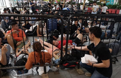 iPhone XS首销当日，华为花式截胡，现场给果粉送移动电源！