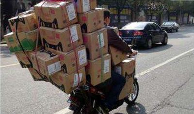 快递员现状:时间按秒计,收入低无保障事故责任自负 快递员现状:时间按秒计,收入低无保障事故责任自负