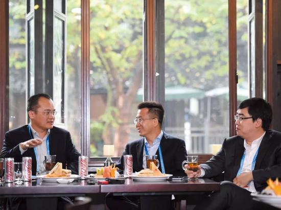 从左到右分别是:王兴、张一鸣、程维