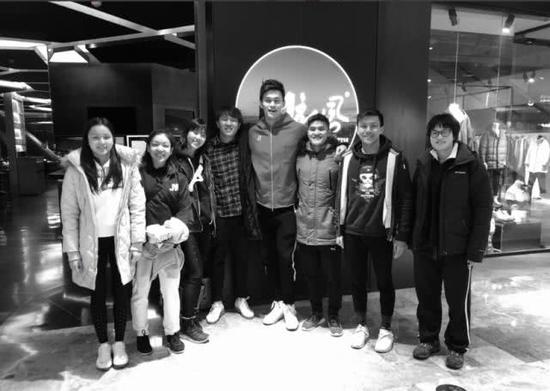 孙杨和杜敬谦（右三）合影&nbsp; @孙杨