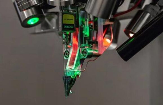 马斯克公布的脑机接口系统有多强?芯片直连大脑、通过USB接口读取信息