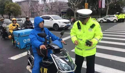 恶劣天气为何不停工?外卖员:旷工要被重罚! 恶劣天气为何不停工?外卖员:旷工要被重罚!