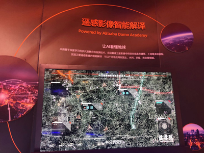 AI大会:腾讯秀工业巡检机器人、阿里展地铁售票机 AI大会:腾讯秀工业巡检机器人、阿里展地铁售票机