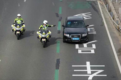 一人开车也挨罚?道路上碰到多乘员车道请注意! 一人开车也挨罚?道路上碰到多乘员车道请注意!