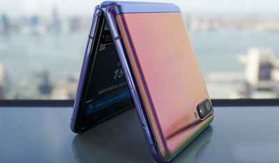 指甲盖可在三星Galaxy Z Flip超薄玻璃留痕